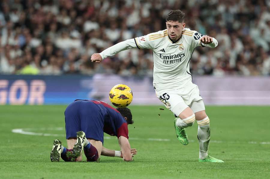 Valverde takes the ball in the last Clásico.