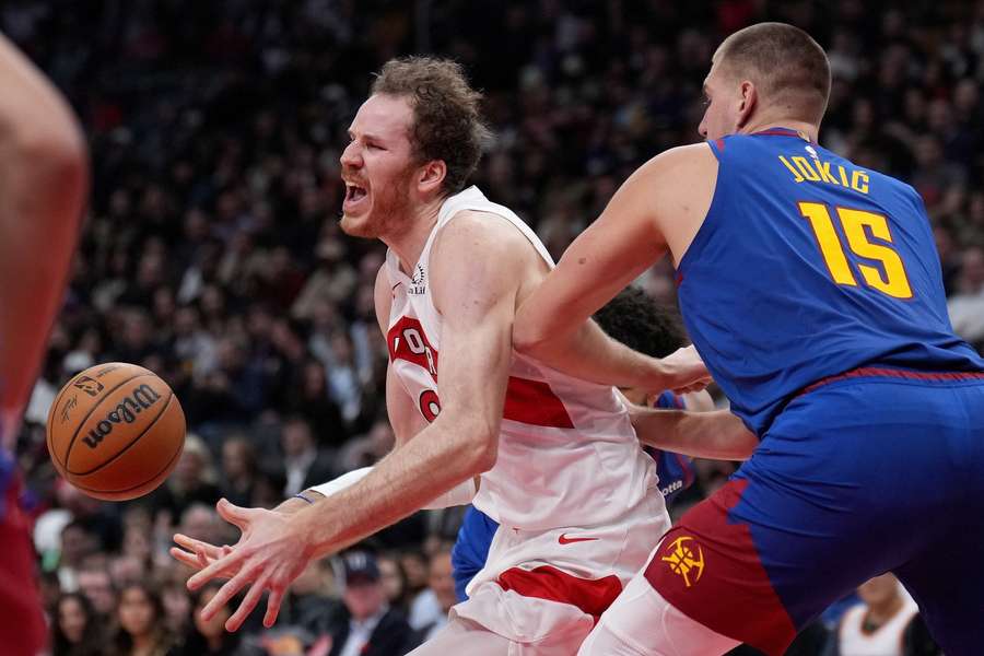 Jakob Pöltl (l.) im Duell mit Nikola Jokic (r.).