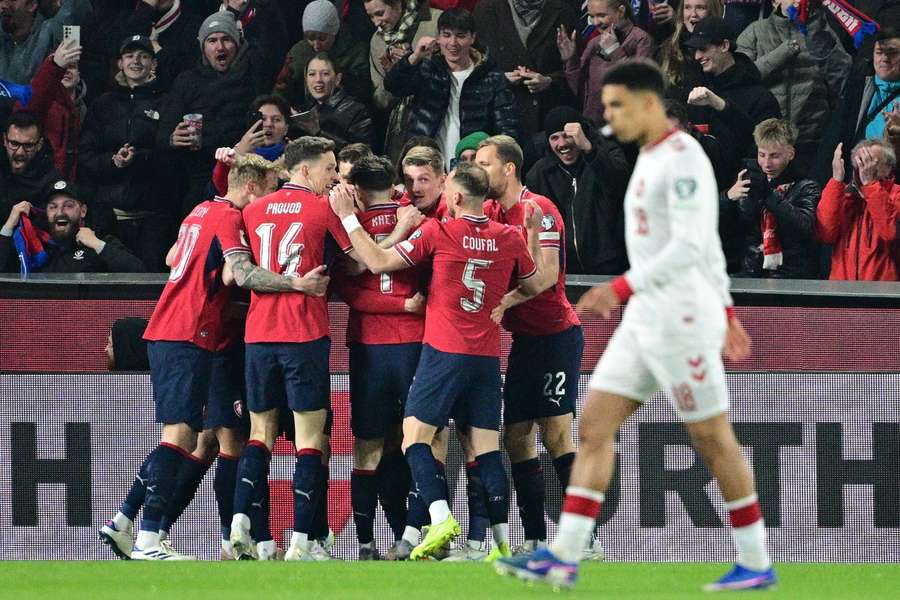 I cechi festeggiano il loro gol contro la Danimarca.