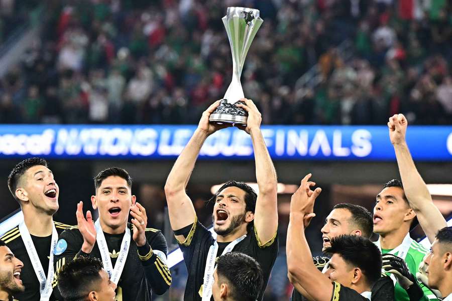 Raul Jimenez alza la coppa al cielo
