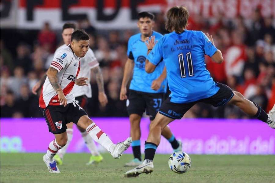 Quintero, de River, dando un pase