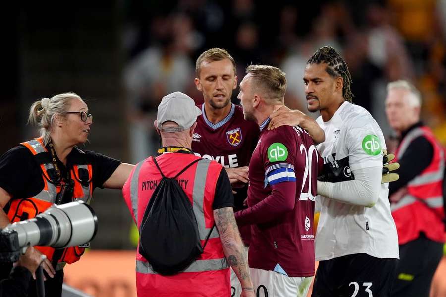 Tomáš Souček a Alphonse Areola uklidňují rozčíleného Jarroda Bowena.