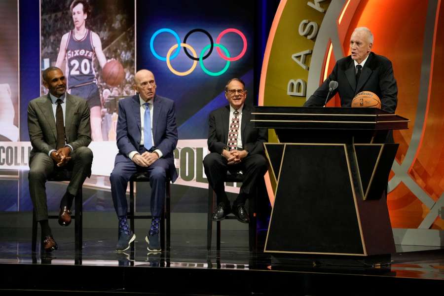 Doug Collins spreekt op de ceremonie