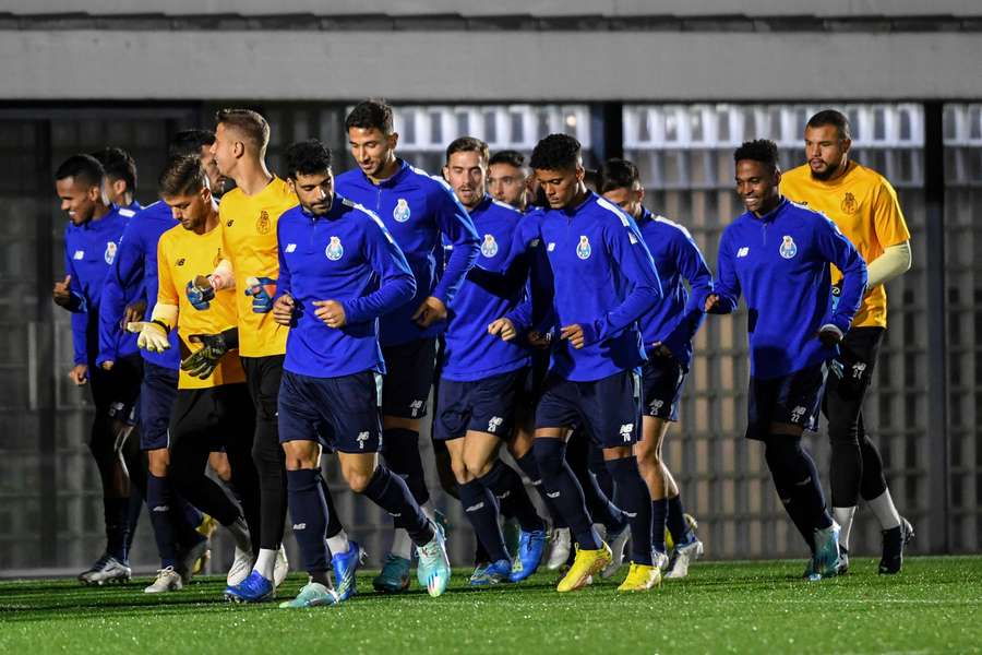 Pepe subiu ao relvado num treino em que Veron foi ausência notada