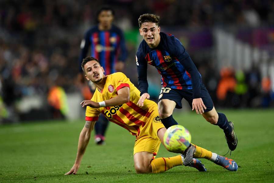 Gavi disputa un balón en el Camp Nou