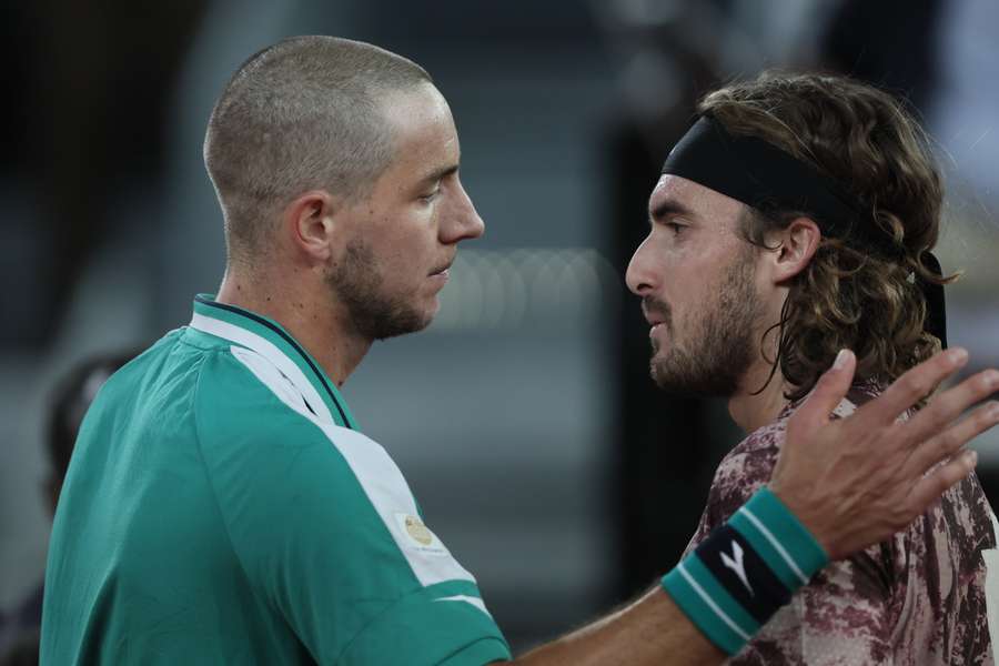 Struff (links) nach seinem Sieg über Tsitsipas (rechts)