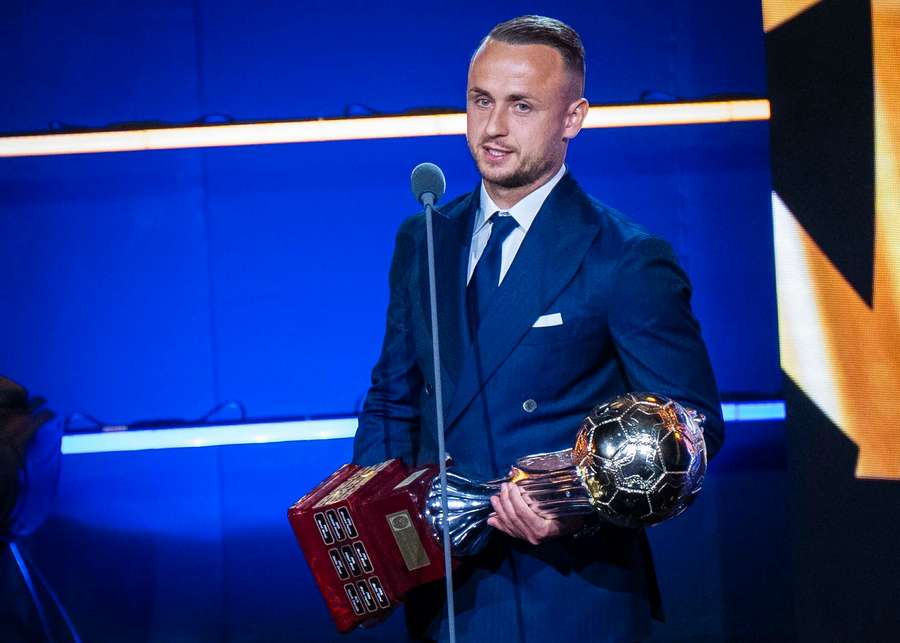 Lobotka s trofejou pre najlepšieho slovenského futbalistu.