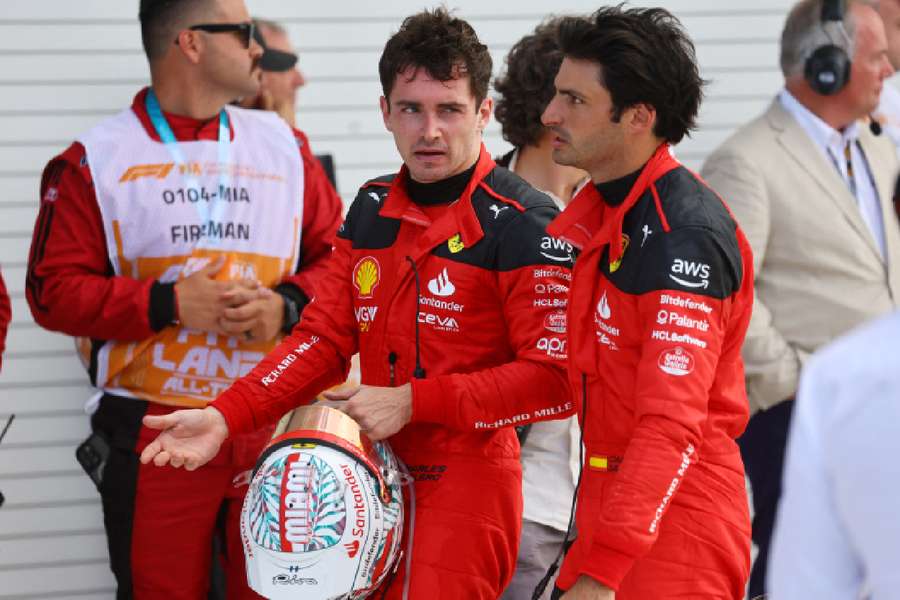 Charles Leclerc e Carlos Sainz. da Ferrari, após a corrida em Miami