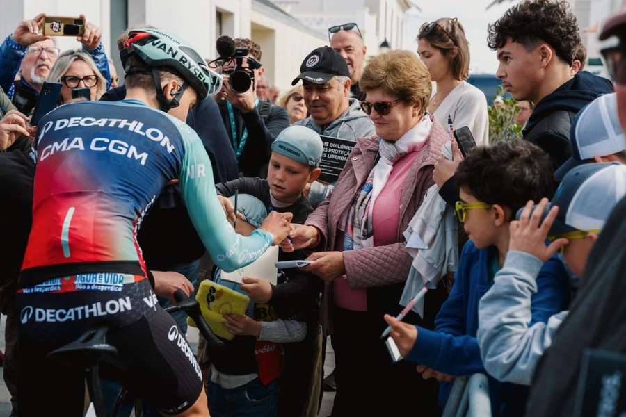 Paul Seixas deu autógrafos no final da etapa