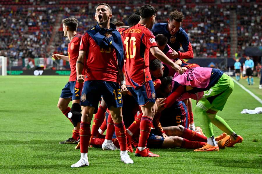 De spanske spillere var forståeligt glade, da Joselu scorede en sen vinder torsdag aften mod Italien.