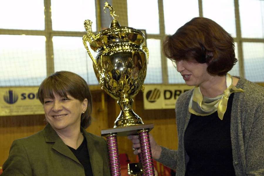 Vpravo Elena Mozgová v roku 2000 po zisku majstrovského titulu ako asistentka Natálie Hejkovej (vľavo). 