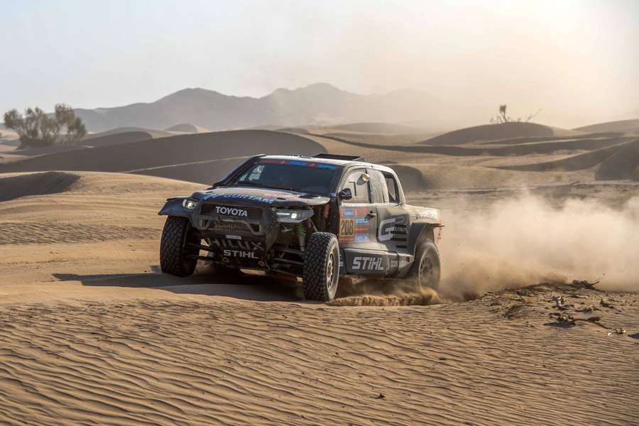 Benediktas Vanagas e Szymon Gospodarczyk retiraram-se do Rali Dakar