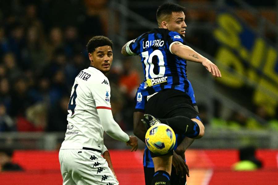 Koni De Winter, în duel cu Lautaro Martinez