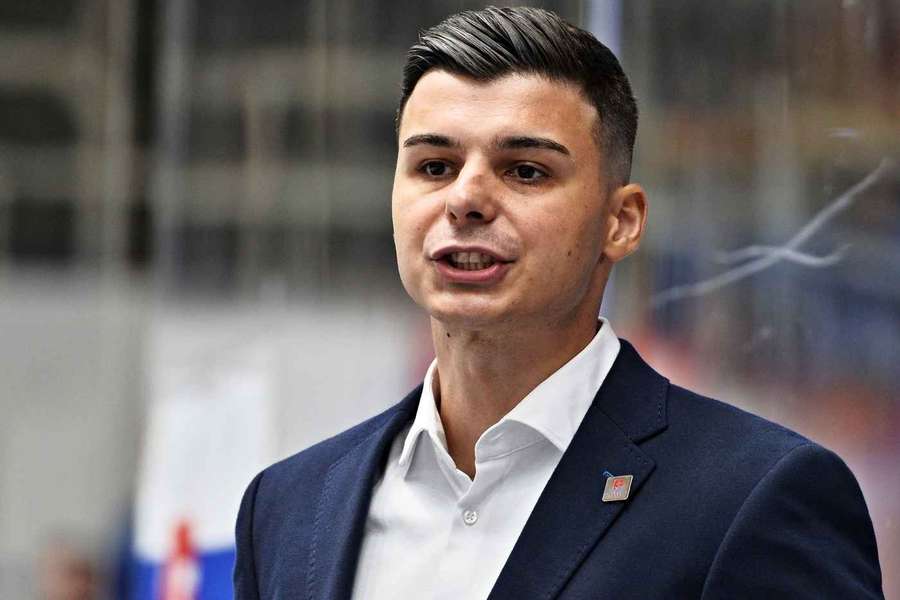 Tréner Dendis sa teší z výhry svojich zverencov.