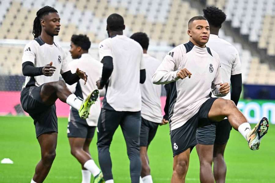 Jucătorii Realului, la încălzire înaintea duelului din finala Cupei Intercontinentale cu Pachuca