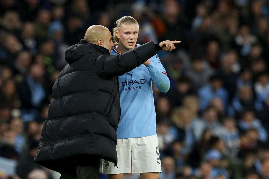 Guardiola geeft Haaland instructies tijdens de FA Cup wedstrijd tegen Burnley op 18 maart