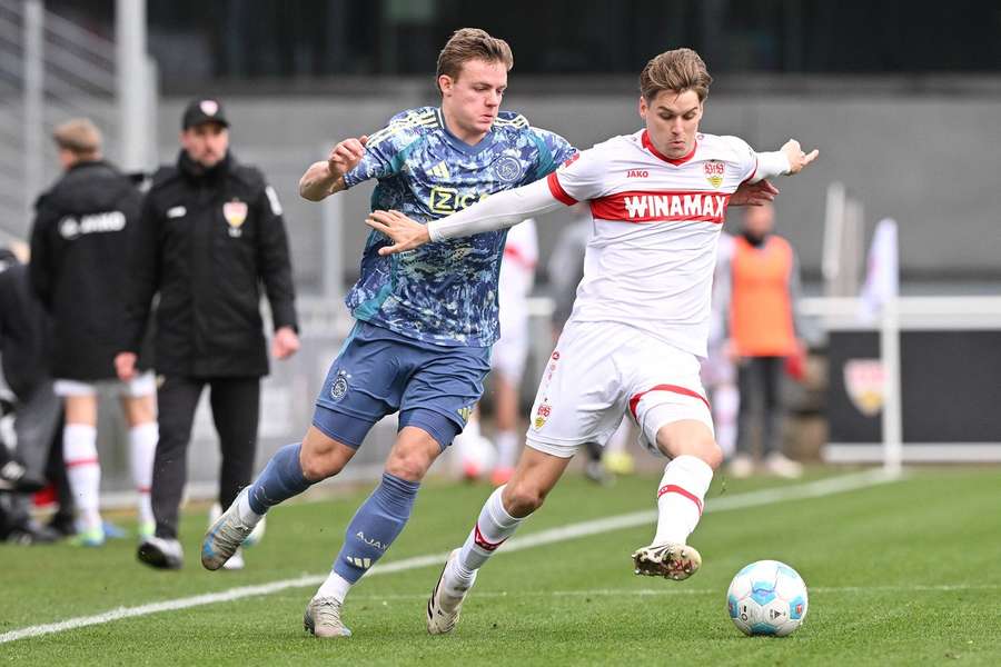 Ramon Hendriks (r.) und der VfB Stuttgart haben sich Unentschieden von Ajax Amsterdam getrennt.