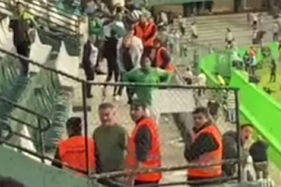 Imagem mostra torcedores fazendo gestos em direção à torcida do Athletico-PR