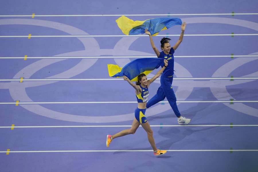 Yaroslava Mahuchikh (L) en Iryna Gerashchenko vieren hun medailles