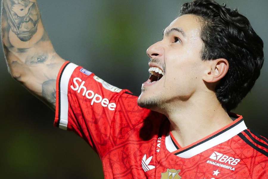 Pedro marcou duas vezes e chegou a 14 gols no Brasileirão, igualando Kevin Viveros Pedro marcou duas vezes e chegou a 14 gols no Brasileirão, igualando Kevin Viveros