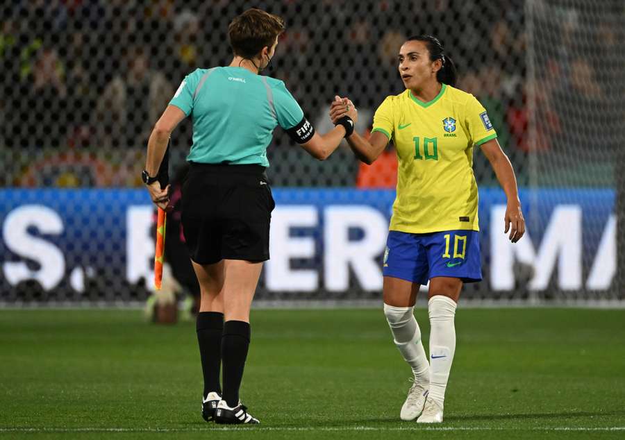 L'attaccante del Brasile #10 Marta (R) saluta l'arbitro gallese Cheryl Foster durante l'incontro di calcio del Gruppo F della Coppa del Mondo femminile tra Brasile e Panama.