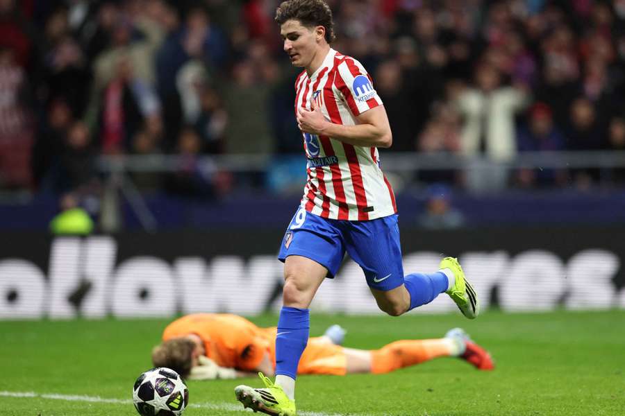 Julián Álvarez festeja com Kinsky no chão