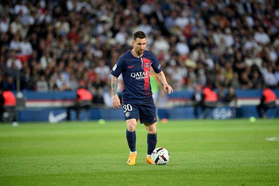 Lionel Messi beží s loptou za Paris Saint-Germain