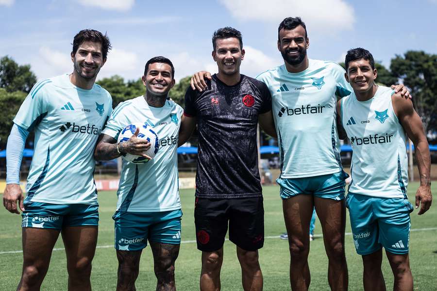 Atualmente na direção do Pouso Alegre, ex-jogador Henrique reencontra com ex-companheiros de Cruzeiro Atualmente na direção do Pouso Alegre, ex-jogador Henrique reencontra com ex-companheiros de Cruzeiro
