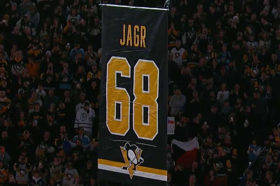 A camisola de Jagr a passar por baixo do teto em Pittsburgh