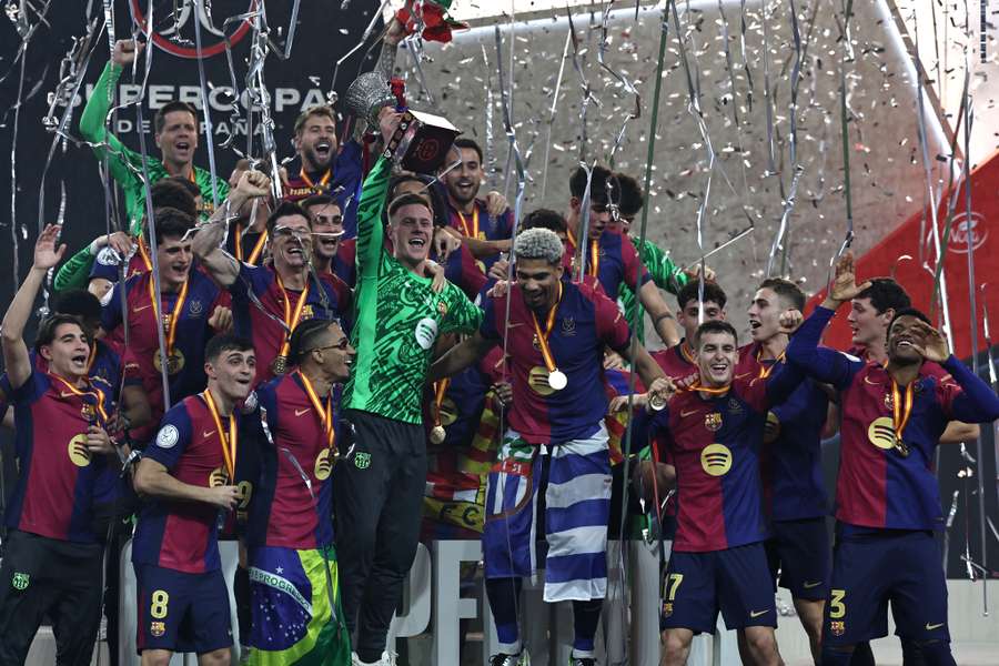 Ter Stegen, con el trofeo de campeón de la Supercopa
