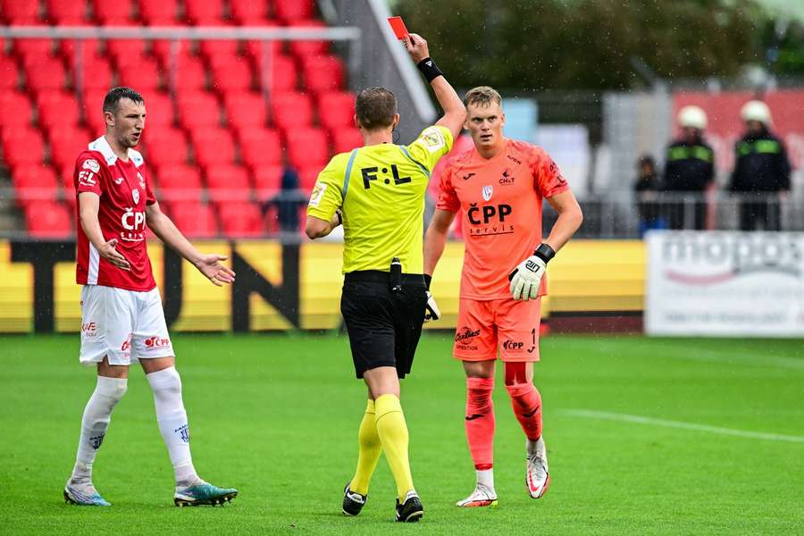 Brankář Pardubic Antonín Kinský viděl po faulu ve 24. minutě červenou kartu.