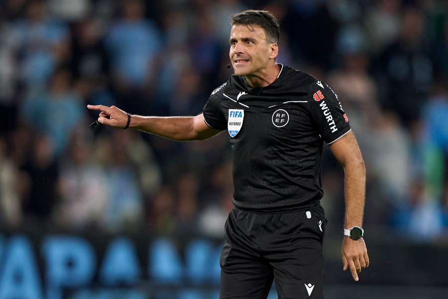 Jesús Gil Manzano, uno de los árbitros estrella de la RFEF, pitando en La Liga EA Sports
