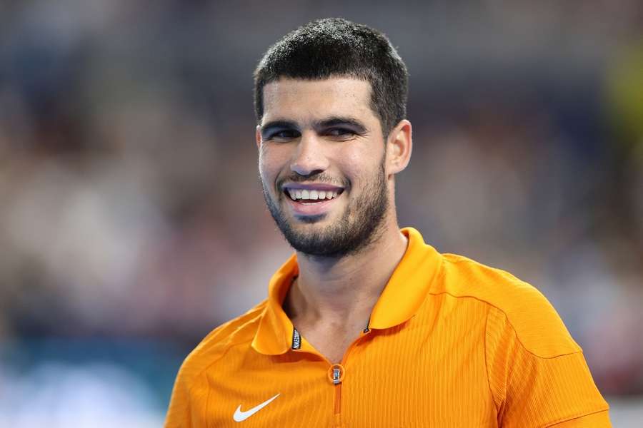 Alcaraz vyzve domácí hvězdu na fotbalovém stadionu.