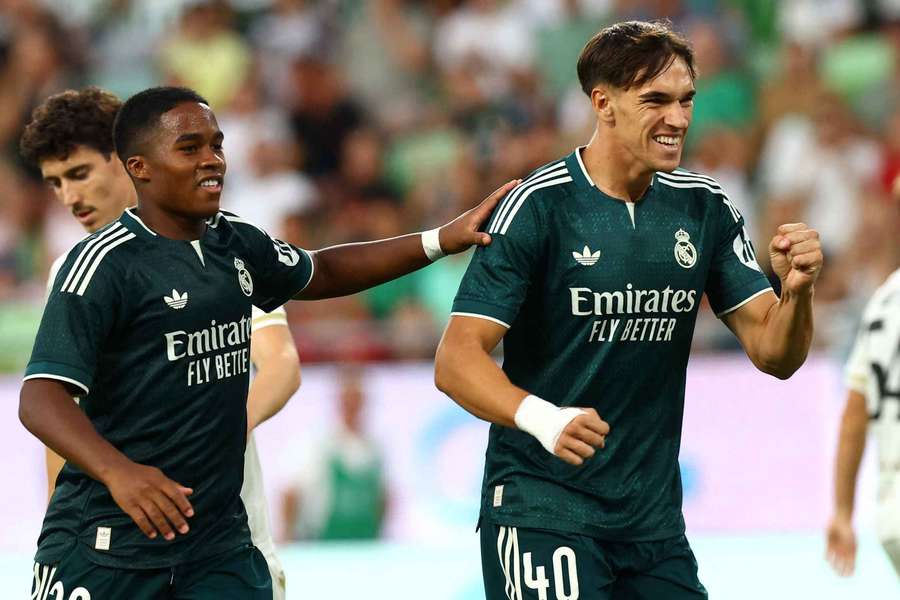 Espí comemorado por Endrick após marcar seu primeiro gol Espí comemorado por Endrick após marcar seu primeiro gol