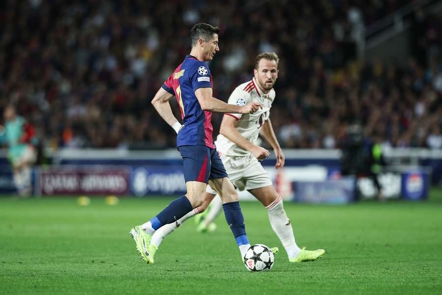 Barcelonas Robert Lewandowski im Duell mit Bayerns Harry Kane