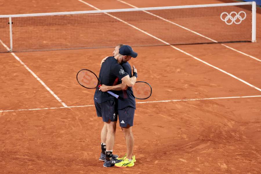 Murray e Evans abraçam-se após o jogo