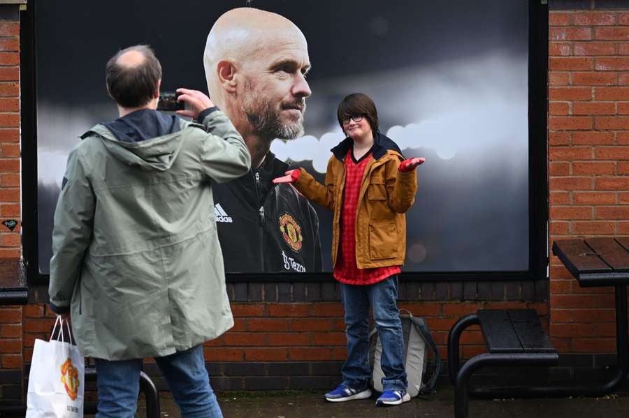 Lo scetticismo dei tifosi davanti all'immagine di Ten Hag all'esterno dell'Old Trafford