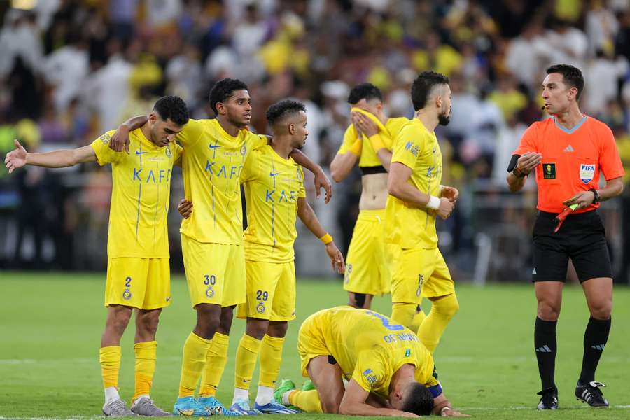 Rondaldo (floor) falls to the ground after Al Nassr's defeat