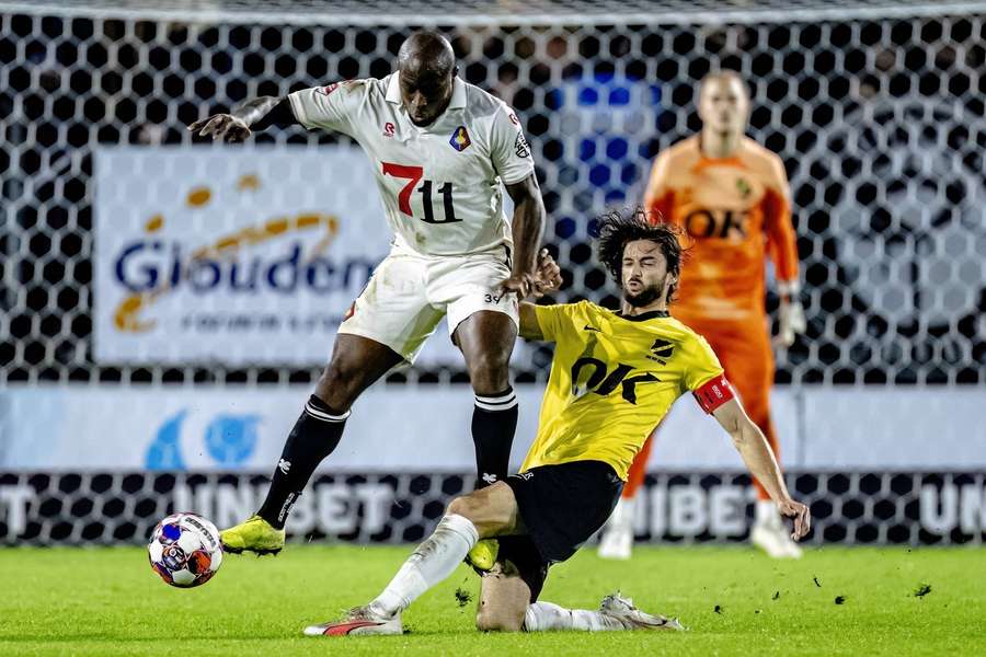 Telstars Danzell Gravenberch en NAC's Jan van den Berg in duel tijdens de vorige ontmoeting op 20 oktober 2023