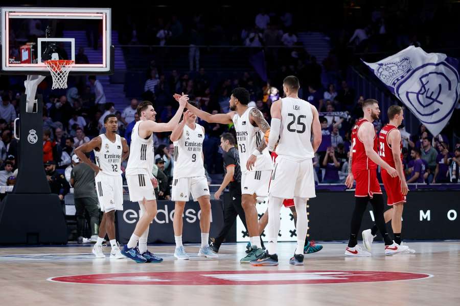 Los jugadores del Real Madrid celebran la victoria ante el Bàsquet Girona
