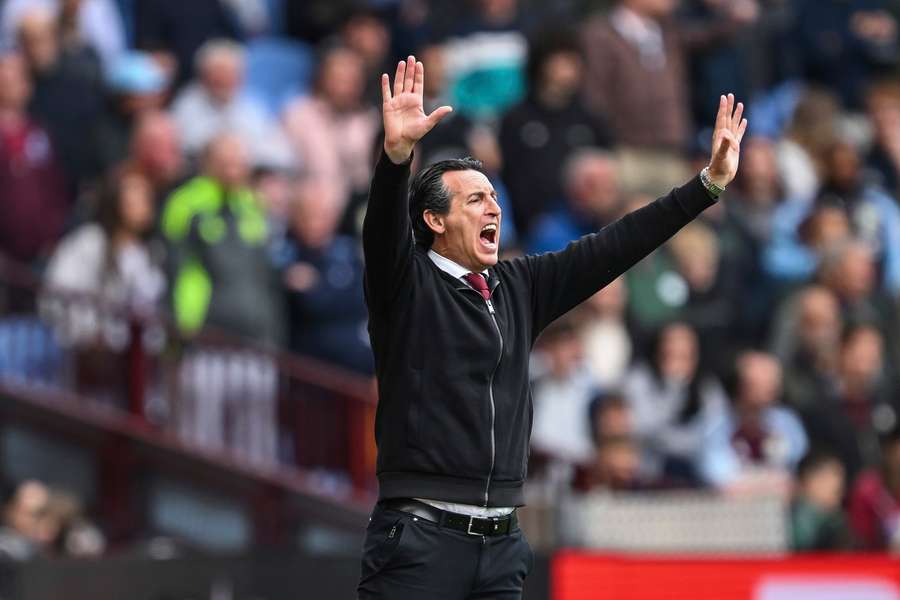 Aston Villa Unai Emery gives its team instructions during the match against Fulham Aston Villa Unai Emery gives its team instructions during the match against Fulham