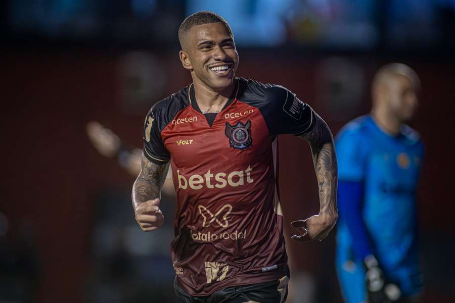Lucas Esteves quer jogar no Grêmio em 2025