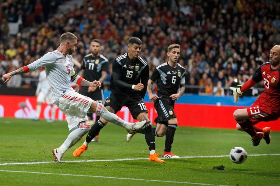 Sergio Ramos chuta a puerta ante Willy Caballero, en el último España-Argentina celebrado en el Metropolitano