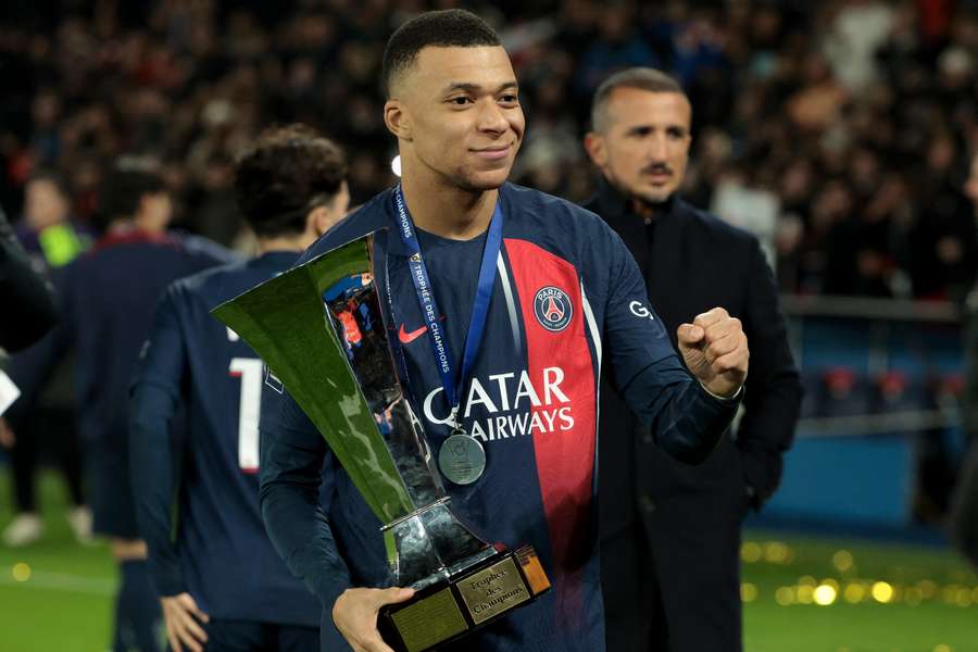 Kylian Mbappé met de Trophée des Champions