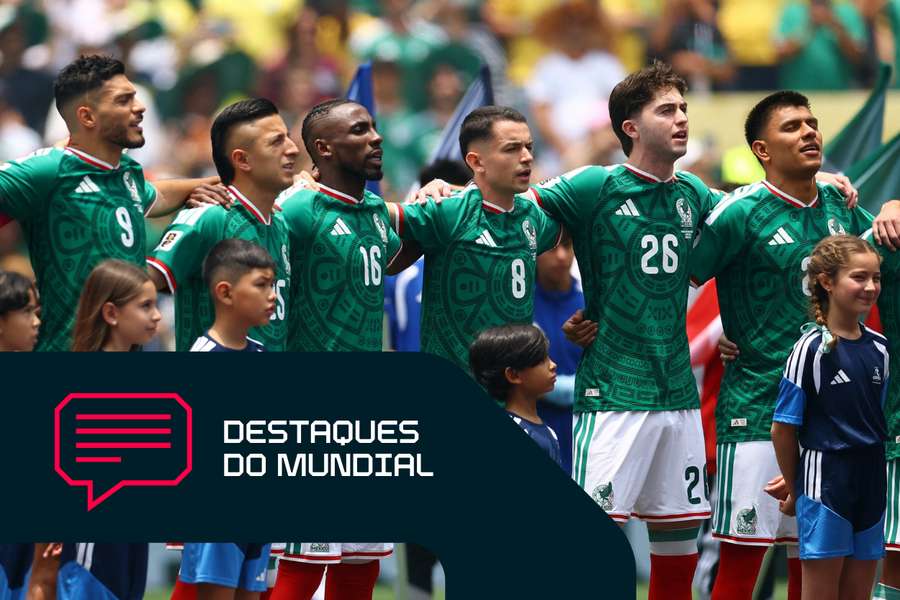A seleção do México canta o hino nacional antes do pontapé de saída