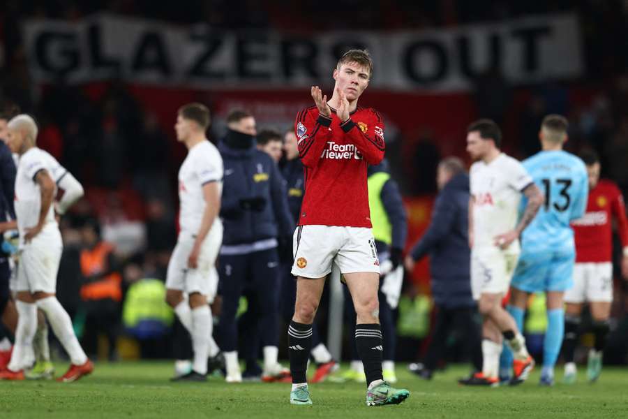 O avançado dinamarquês do Manchester United, Rasmus Hojlund, aplaude os adeptos no relvado após o jogo de futebol da Primeira Liga inglesa entre o Manchester United e o Tottenham Hotspur