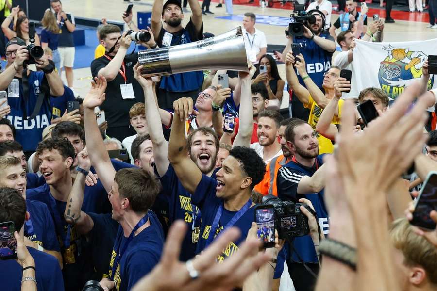Alba feiert die deutsche Meisterschaft