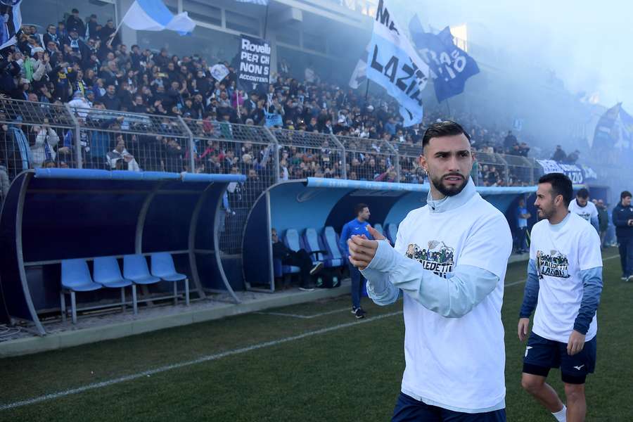 I giocatori della Lazio salutano i tifosi