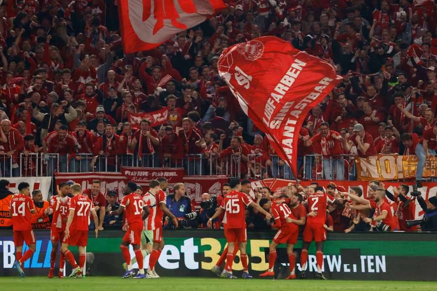 Bayern-Fans der Südkurve stürmten nach Olises Siegtreffer auf den Innenraum