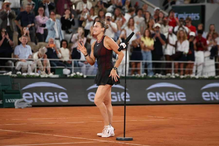 Aryna Sabalenka și-a continuat parcursul solid spre primul titlu din carieră la Roland Garros, după ce a învins-o pe Naomi Osaka Aryna Sabalenka și-a continuat parcursul solid spre primul titlu din carieră la Roland Garros, după ce a învins-o pe Naomi Osaka